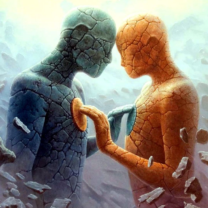 cousencoder's tweet photo. Empati üzerine güzel bir yazı.

📌 İnsanların omuzlarında ne taşıdığını asla bilemiyoruz, ama çoğu zaman her şeyi biliyormuşuz gibi davranıyoruz. Sadece davranışı görüp, arkasındaki hikayeyi kendi kafamızda anında uyduruveriyoruz.

Aramayı kesen bir dostumuzun artık bizi önemsemediğini düşünüyoruz genelde. Ya da yolda bize sert çıkan bir yabancının doğuştan kaba biri olduğuna anında karar veriyoruz. Akşam yemeğinde dalıp giden eşimizin bizi dinlemediğini varsayıyoruz. Sadece o anki tepkiyi görüyor, o noktaya gelene kadar öncesinde yaşananları tamamen kaçırıyoruz. Belki sessizleşen arkadaşımız, içinden çıkamadığı derin bir kaygıyla boğuşuyor. Belki o yabancı, hayatının en kötü haberini henüz almış durumda. İnsanlar bazen nasıl başa çıkacaklarını bilmedikleri kadar çok sorunu aynı anda sindirmeye çalışıyorlar.

📌 Baskı altındayken kimse tam anlamıyla kendi gibi davranamaz. Daha hırçın, daha sessiz, daha savunmacı ya da çok daha yorgun olabiliyoruz. Elbette bu kimsenin kırıcı davranışını meşrulaştırmaz. Ama o davranışın ne anlama geldiğine dair kesin bir yargıya varmadan önce kısa bir es vermek gerekiyor. Sadece gözümüzün önündeki yüzeye bakıp not vermek en kolayı. İletişimde asıl doğru karar mekanizması merakla başlıyor.

Karşınızdakini bir kalemde silip atmadan önce bir soru daha sorun. İnsanlara toparlanmaları için biraz daha alan tanıyın. Kendi kendinize senaryolar yazıp aniden tepki göstermeden önce arka planda gerçekten neler olup bittiğini anlamaya çalışın. Ben böyle yapmaya başladığımdan beri çok daha huzurluyum.

📌 Çünkü nezaket bir zayıflık veya nahiflik göstergesi değil. Aksine, hikayenin tamamını öğrenene kadar kendi yargılarını erteleyebilme iradesidir. Ve nazik olmayı da unutmamalıyız.
