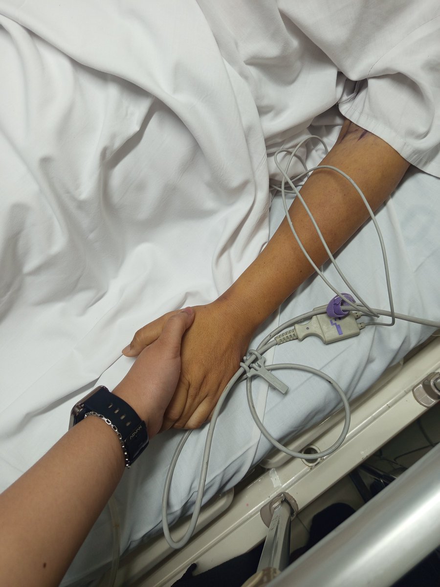 gbnswls's tweet photo. Temen-temen minta doanya ya untuk mamaku yang sebelumnya masuk ICU.. karena mama sudah dinyatakan meninggal di jam 11.32 siang ini.

Till we meet again, my love. My Mom. https://t.co/xHjO340nBC