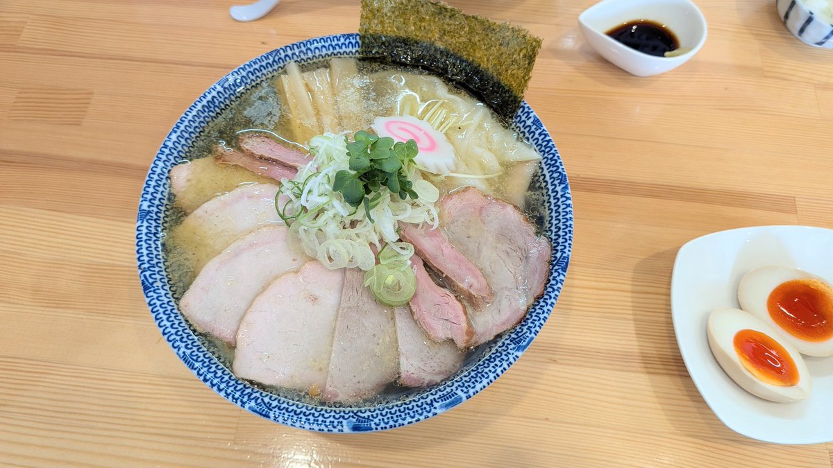 MeeranTakuo's tweet photo. 大田原市@白河　中華そば葵✴️チャーシューメン塩（大盛）🍜味玉🥚刻み玉ねぎ🧅ミニネギトロ丼🍚仕事前に腹ごしらえ😋シャッター3番手✌️前回食べ損ねた塩🍜塩ダレの味わい、塩加減も良いね👌麺との相性も👌間違ってワンタンをトッピングされてしまった😁🙇フルフルで🐴💕今日もごちそうさまでした😌🖐️ https://t.co/MIEAVA5oaF