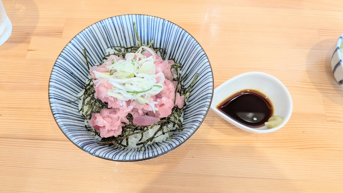 MeeranTakuo's tweet photo. 大田原市@白河　中華そば葵✴️チャーシューメン塩（大盛）🍜味玉🥚刻み玉ねぎ🧅ミニネギトロ丼🍚仕事前に腹ごしらえ😋シャッター3番手✌️前回食べ損ねた塩🍜塩ダレの味わい、塩加減も良いね👌麺との相性も👌間違ってワンタンをトッピングされてしまった😁🙇フルフルで🐴💕今日もごちそうさまでした😌🖐️ https://t.co/MIEAVA5oaF