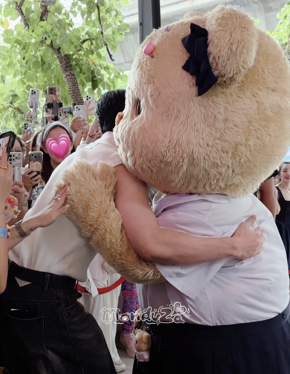 manduza07's tweet photo. กอดอุ่นๆ ของน้องเนยกับปะป๊าพาเวล 🤲🏻💗

#butterbear #pavelphoom https://t.co/jImHRcLvHP