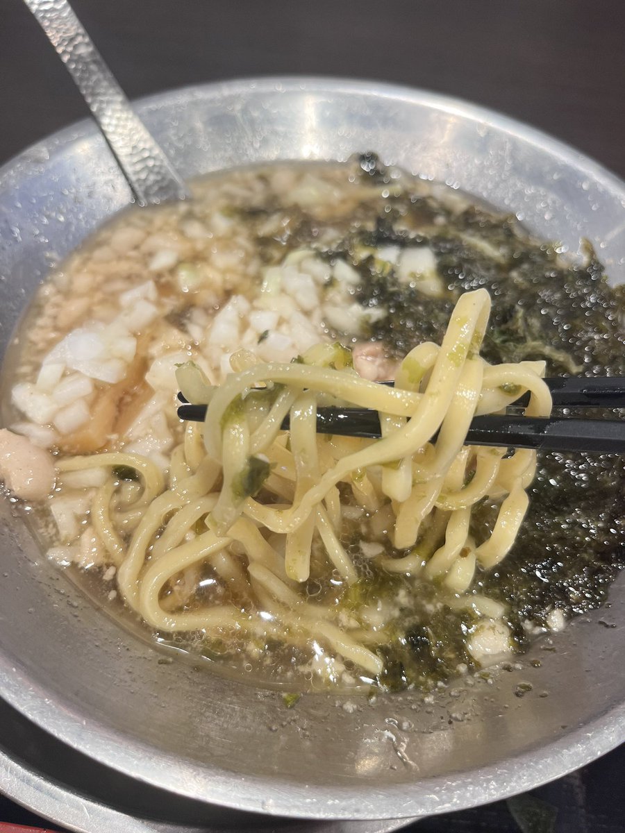 kyonta_ro118's tweet photo. 燕背油ラーメン🍜
これは覇権取れる美味しさ https://t.co/mIkPsWHort