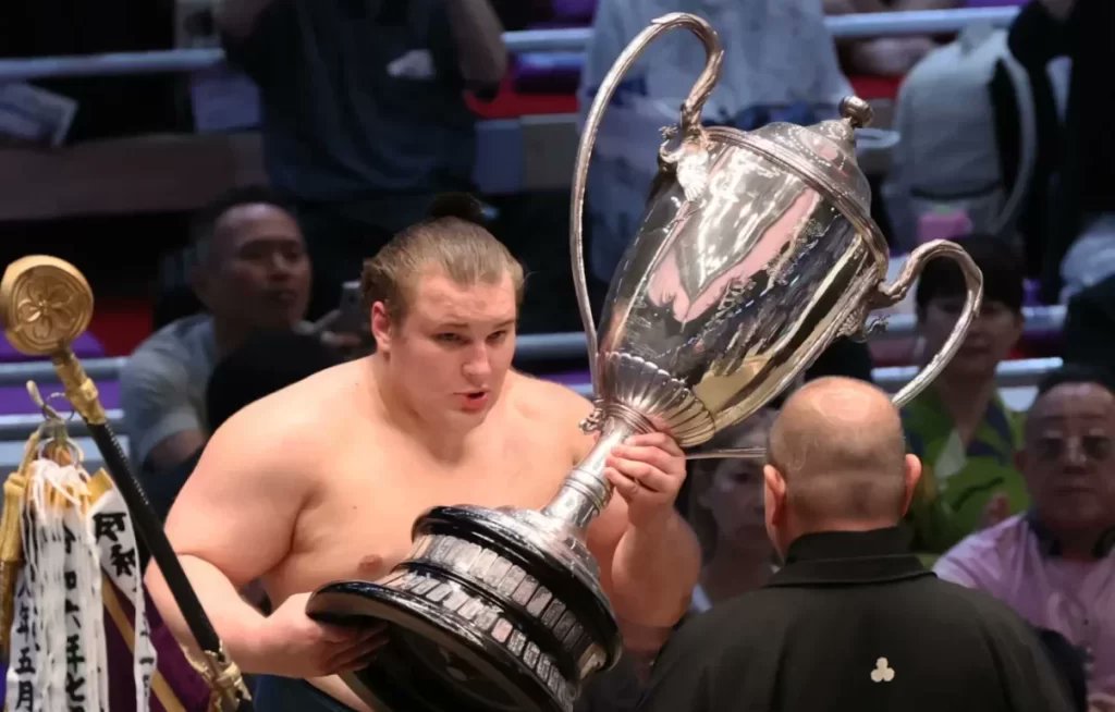 _Racerr_'s tweet photo. THAT'S HOW A WHITE MAN DOMINATES SUMO! https://t.co/e6SQoj9RrO