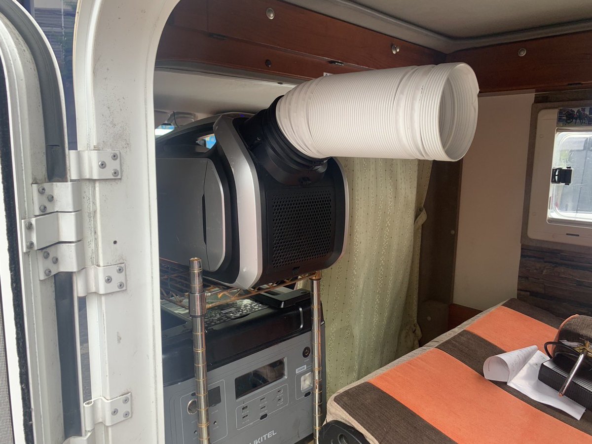 kei_vanlife's tweet photo. 大阪で貸し出してるインディにポータブルクーラーを設置しました！

むしろ欲しい方、試しに使ってみて
5万くらいで買ってくれても(元は20万くらい)

出力158W で超省エネ
付属のバッテリーでも5〜6時間稼働

毎年このクーラーで夏を越してた実績！笑 https://t.co/t6WB9EQzj0