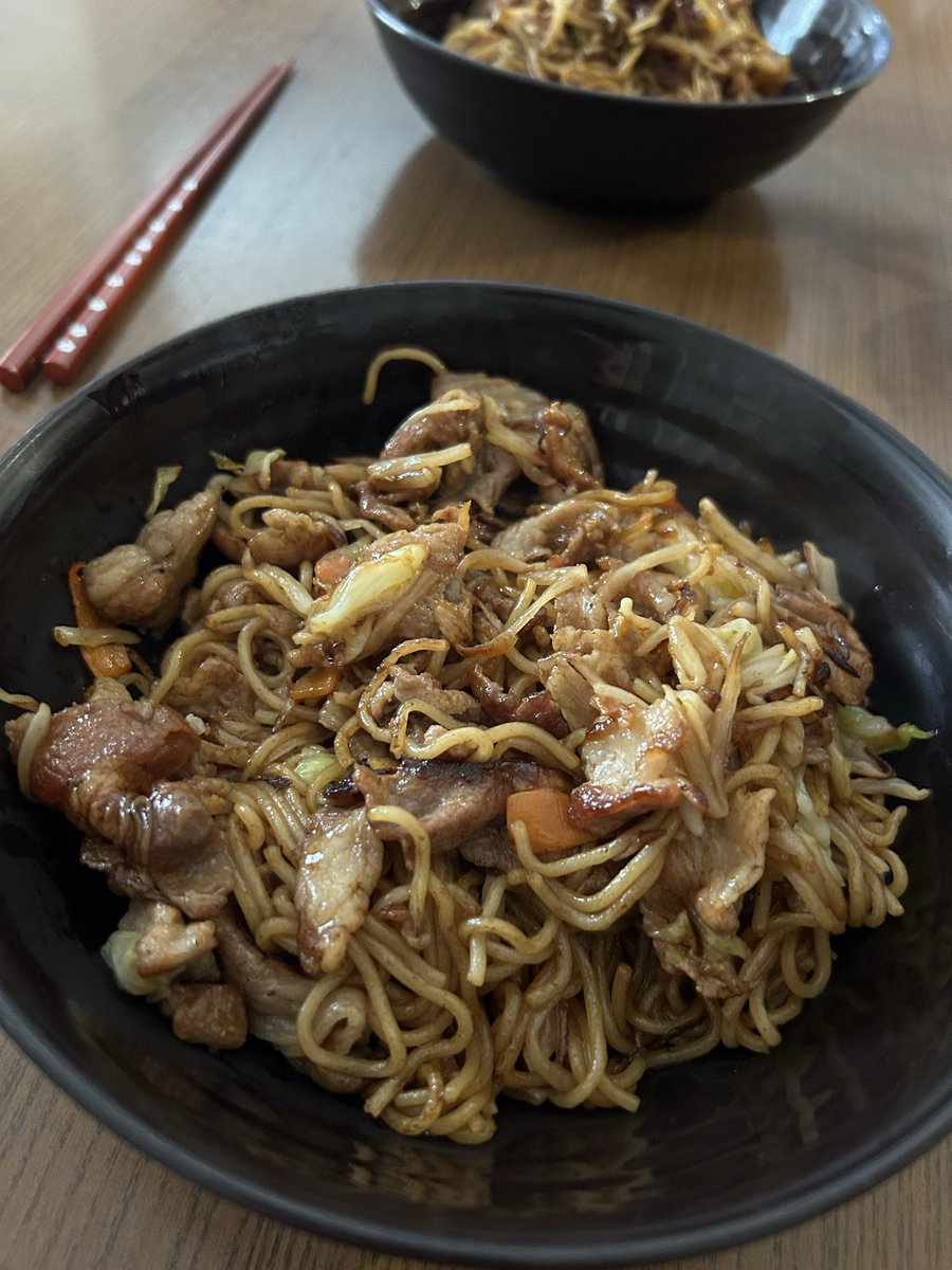 toru__suke's tweet photo. 今日の昼は息子特性焼きそば
そんなに難しくないけど、自分から作りたいって言ってくれるのがありがたい。

姉の影響でM!LKと超特急が好きとい���、なんとも素晴らしい小6の今後が楽しみやな https://t.co/8TlWTXi12X
