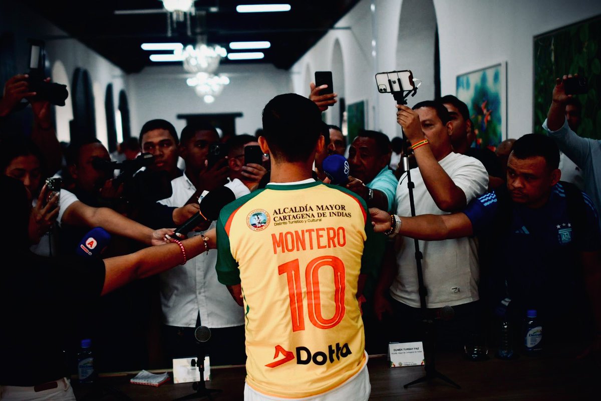 golauriverde's tweet photo. Una vez, un tipo de 37 años decidió venir del Deportivo Cali para ponerse la 10 en Real Cartagena.

Con el tiempo, se convertiría no solo en el jugador de Real Cartagena que más goles ha hecho en un semestre, sino que también entraría a ser el segundo goleador histórico del Real, con 47 goles en 60 partidos.

Un tipo que, no contento con eso, declaró frente a cámaras y micrófonos que le prometía a la gente que pondría a jugar al Real Cartagena la final del torneo. Sí, el mismo equipo que llevaba 14 AÑOS SIN JUGAR UNA FINAL. Y lo logró.

Y aunque no se campeonó, Fredy Montero les devolvió la ilusión a miles de cartageneros, una ilusión que el mismo Real Cartagena se había encargado de arrebatar después de más de una década de decepciones.

Por venir, por quedarte, por haberle devuelto la esperanza a la ciudad y por el deseo de verte levantar la copa en diciembre: Gracias, Fredy Henkyer Montero.

Feliz cumpleaños al mejor jugador que ha pisado el Real Cartagena en toda su historia.