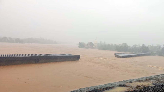 Sanj_news's tweet photo. વિભાજીત વરસાદ : સમગ્ર દેશમાં સૌથી વધુ વરસાદ વલસાડમાં વરસ્યો : દેવભૂમિ દ્વારકામાં મોટી ખાધ 

► દેશમાં સૌથી વધુ વરસાદ ધરાવતા રાજયમાં ગુજરાત બીજા કમે

#gujarat 
#valsad 
#rain 

https://t.co/iBNoc8QIrM 

#SanjSamachar https://t.co/yqYEdhryqa