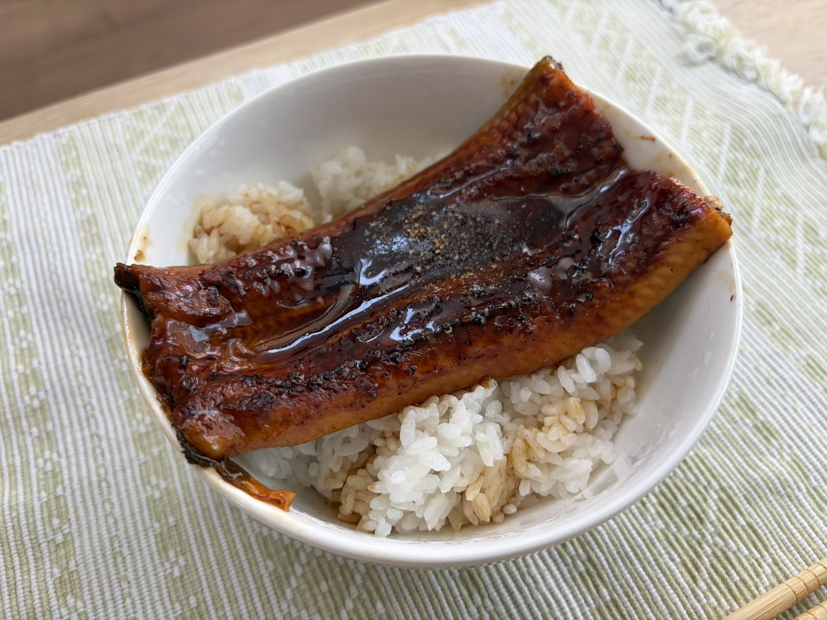 gamasachi's tweet photo. 三沢市の元気な👦👧とお仕事🍙私もお米大使のお茶碗欲しい🥹かわゆ🍚
お昼はうなぎうなぎうなぎ！買ってきたうなぎは、皮目を焼いて料理酒で蒸したら、ふわふわで美味しいていうから、今すぐ食べたい気持ちを堪えてやりました✨
#うなぎ好き #お米大使も好き https://t.co/EPOdxG53r6