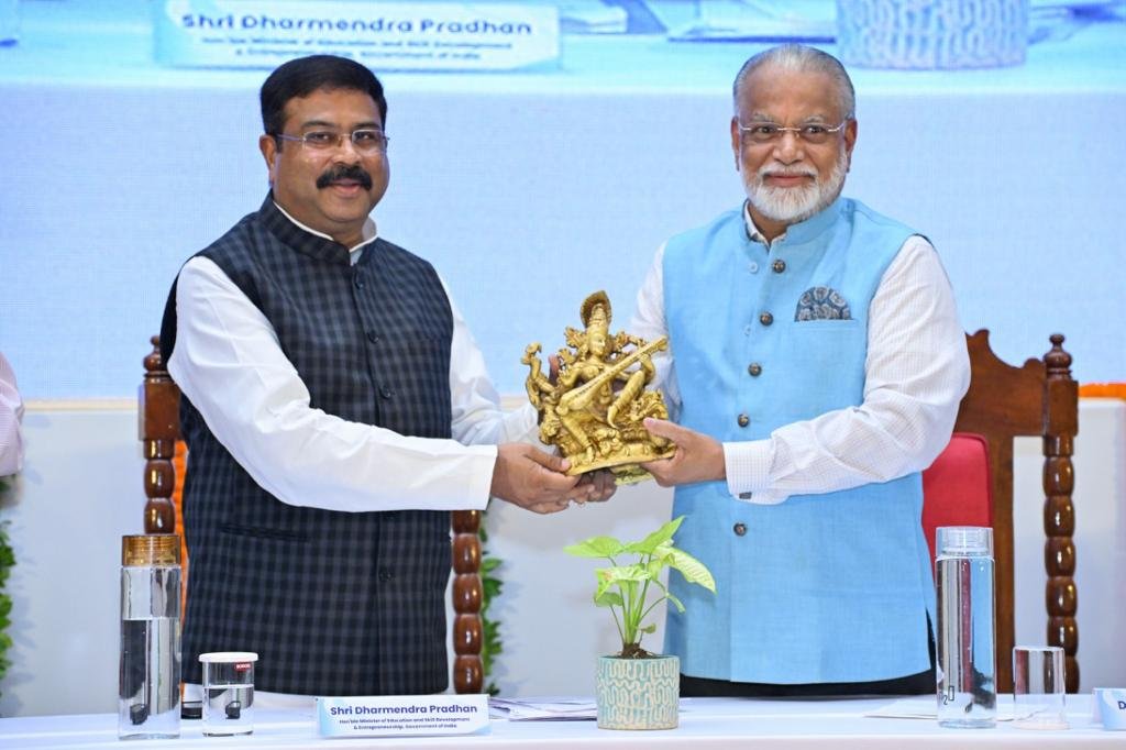 agharr27's tweet photo. @narendramodi @NandanNilekani Radhakrishnan के नेतृत्व में एक कमेटी बनी थी नीट लीक के बाद इस कमेटी का रिपोर्ट का क्या हुआ ?? इस कमेटी में बहुत एक्सपर्ट थे ,IIT से लेकर AIIMS तक थे इस कमिटी के मेंबर भारत में सबसे बढ़िया तरीका है किसी भी चीज़ को टालने में कमेटी बना दो फिर ठन ठन गोपाल 🔔 
#ExamReform 
#NEET https://t.co/F42x4tCZOW