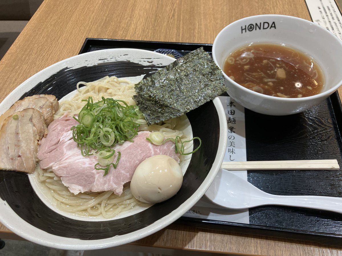 epusokot's tweet photo. 〓 隔週定期 番外編 〓

エミテラス所沢 本田麺業さん

昼のピークを過ぎてるはずなのに混んでたな！

・特製昆布水つけ麺(大盛) https://t.co/iw9XGBlEXC