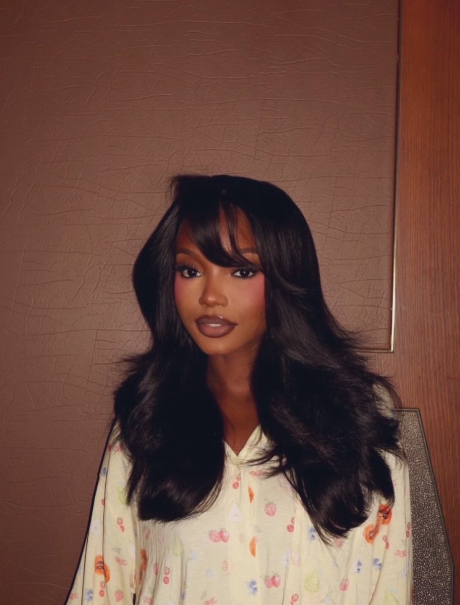 chelleybase's tweet photo. Chelley Bissainthe is insanely gorgeous. look at her stun. https://t.co/DWahhOSb40
