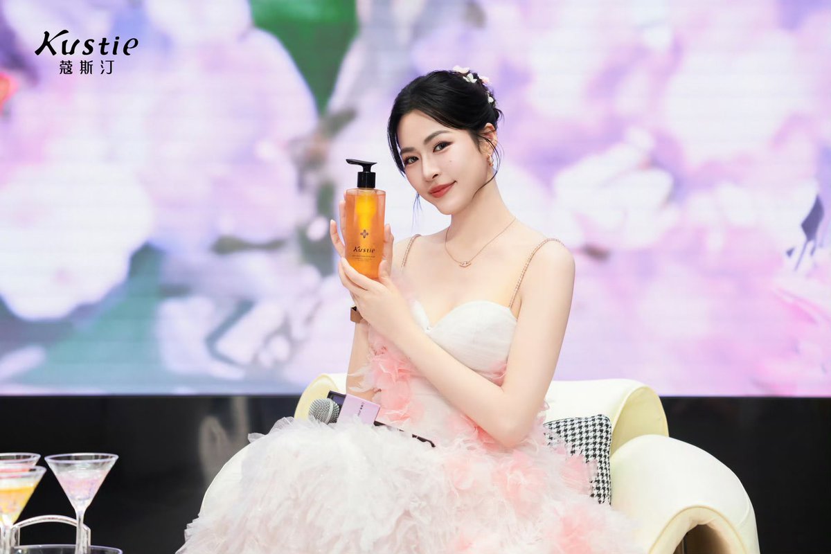 lingling_fans's tweet photo. ย้อนกลับไปเก็บภาพความโรแมนติก กับภาพบรรยากาศความประทับใจแบบคมชัดจากงานขอบคุณแฟน ๆ ของ หลิงหลิงคอง × Kustie! มารับรูปกันได้เลย～

#Linglingkwong‌ #หลิงหลิงคอง‌ 
@linglingsirilak https://t.co/svMUBPlOqk