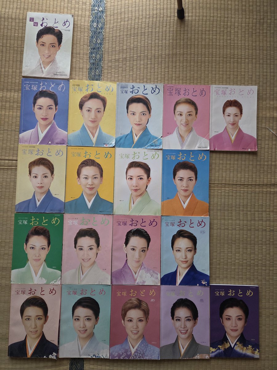 anne59jp's tweet photo. 母の部屋を片付けていて出てきた
母がオタクだった証拠🤣
所々ないのは買わなかったのか、ボロボロになって捨てたのか…
推しが退団してしまい推し不在の時期なのか…

この親にしてこの子あり
ちゃんとオタクの血ひいてた~🤣 https://t.co/aovX753fs4