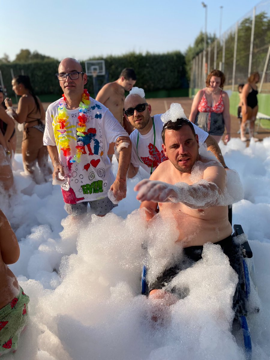 plenaextremadur's tweet photo. ¡Se despide el turno 4 del servicio de conciliación familiar! ☀️ Ayer, una fiesta de la espuma puso el broche perfecto a unos días de convivencia. Hoy se dará la bienvenida al quinto grupo. 

#respirofamiliar #conciliacionfamiliar #discapacidadintelectual #extremadura #verano https://t.co/H8gFGfL0gl