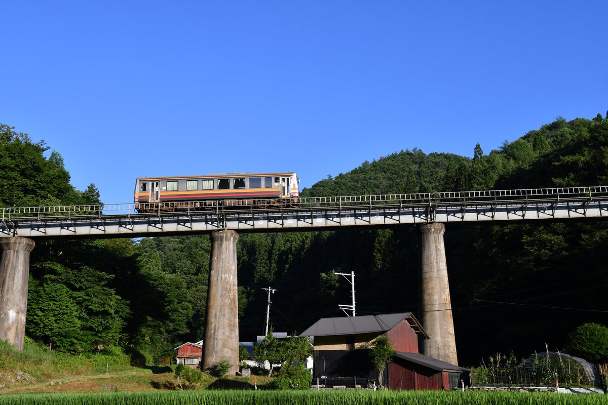 satokun0107's tweet photo. 芸備線 3441D 快速 備後落合行@道後山〜備後落合　2026.7.24 6:25
前回のリベンジで訪れましたが、臨時列車の運行が終わった為、一番列車を撮影するために早朝に。本命の橋梁は山影の中で、お隣の方が綺麗に朝日が当たっていた為、こちらで撮影。綺麗な青空をバックにキハ120が行きました。
#芸備線 https://t.co/fb5Njpr6mB