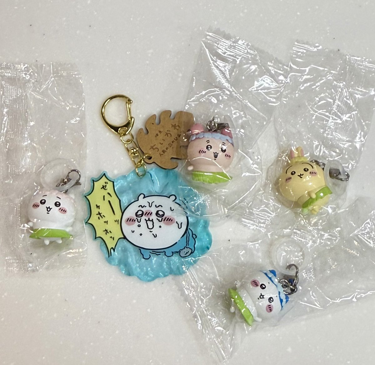 negitoroos_06's tweet photo. このちいかわキーホルダー欲しくて買っちゃった😅
特典チャームはこんな感じでした！
明日も映画行ってきます🍿✨️
チャームはくりシサ狙いで💚🧡 https://t.co/V0hgguTWo4