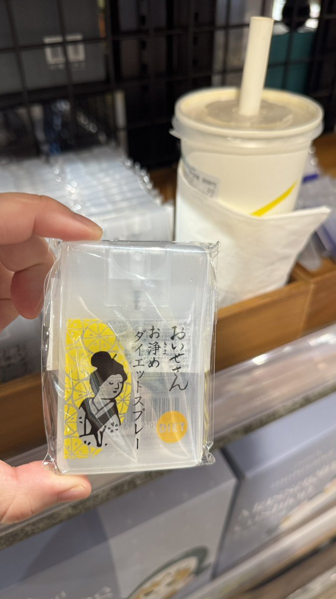 jounotakeuchi's tweet photo. 最近の人気商品は伊勢神宮関連のスプレーのようですね
本当に痩せるのでしょうか？ https://t.co/QLGmci3BuT