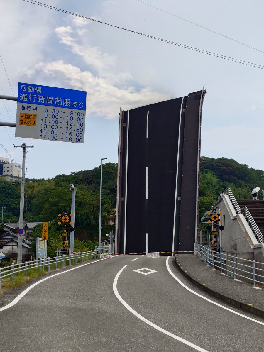 syu0343's tweet photo. 見に行きたかったやつ見れてちょー嬉しい
道路が縦になってるのヤバすぎ https://t.co/LVNInDwccF