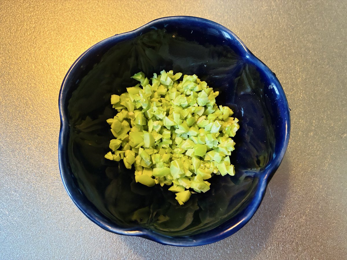 PreMAMA_Diary's tweet photo. 自分の定期受診とﾗﾝﾁ•買い物を済ませてひさびさにお昼寝し、そのあと安くなってた枝豆を鞘のまま茹でて🧒用に薄皮までむいて刻んだ👩‍🍳正直ﾜﾝｵﾍﾟだとこんなことはとてもできないので、休みでもどうぞと言ってくれる保育園には頭が上がらない🙇✨
残りはもちろん大人のおつまみに…🤤💚 https://t.co/QyXRzKDuXV