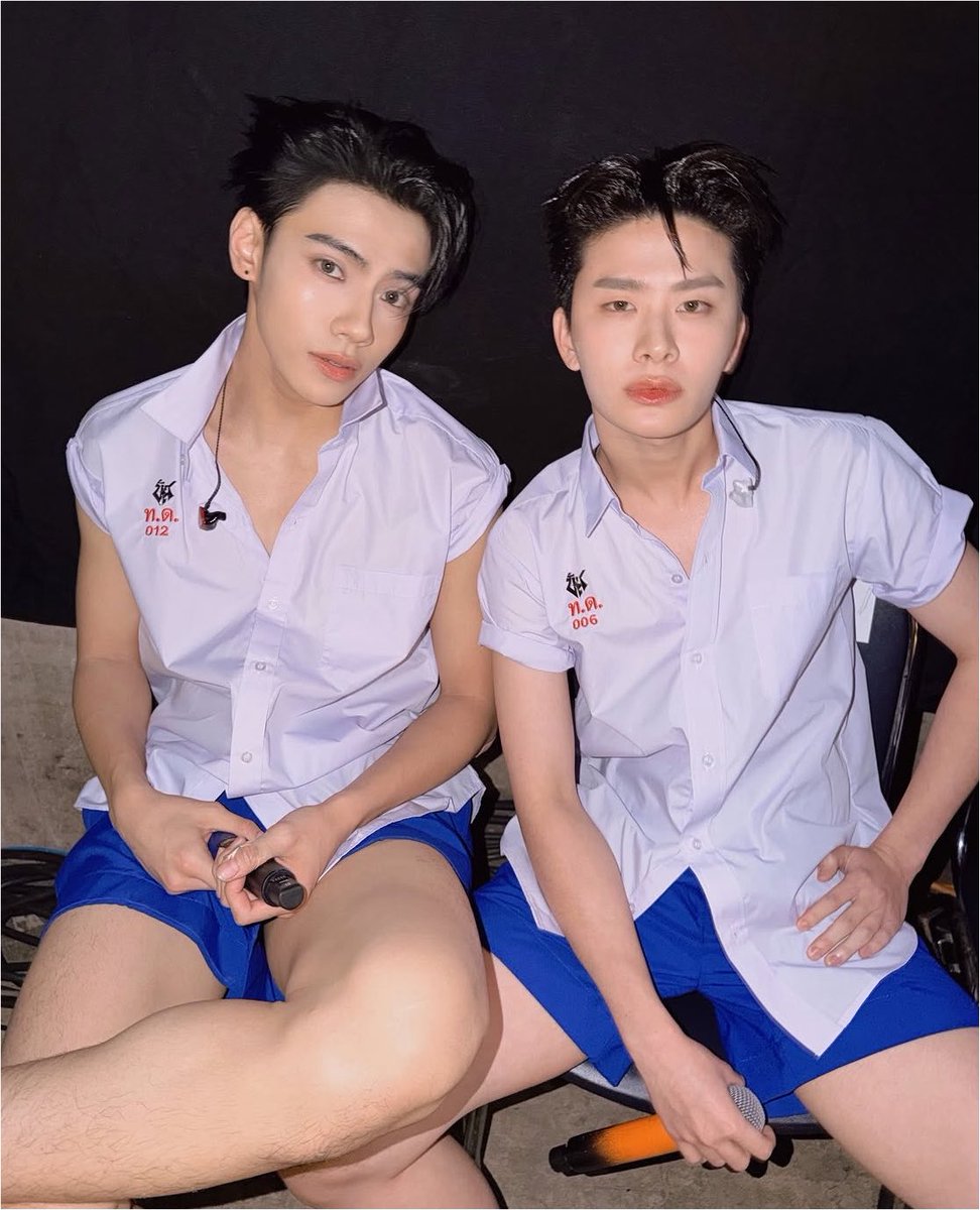 bbaeza555's tweet photo. แต้งกิ้วคับพี่กาย สำหรับรูปเซลฟี่ม๋าน้อยกับหมูจิ๋วในชุดนักเรียนคู่กัน น่าย้ากกมั่ก ฟินงะ อย่างน้อย ๆ กะได้เห็นพวกนางใส่ uniform เดียวกันแย้วว 💘😚 https://t.co/MpuXs7vXAe