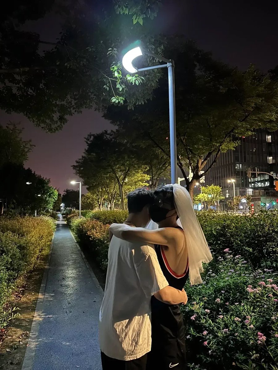 CroftNativ53412's tweet photo. Late-night snack run u0026 warm hugs after a long work day with my favorite person—today’s small win is all of this. https://t.co/2bUUbs0YCB