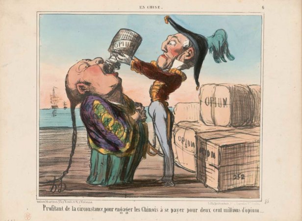AugusteBardamu's tweet photo. Au XIXe siècle, la reine Victoria ne dirigeait pas seulement un empire : elle était à la tête du plus puissant cartel de la drogue de la planète.

Oubliez les bonnes manières et l'élégance du thé de cinq heures. Tout commence par un problème de comptabilité.

Dans les années 1830, Londres a un déficit commercial abyssal avec la Chine. Les Britanniques importent des quantités astronomiques de thé, de soie et de porcelaine.

Mais l'empereur chinois Daoguang méprise les marchandises anglaises. Il n'accepte qu'un seul moyen de paiement : l'argent pur.

La Grande-Bretagne se vide littéralement de ses métaux précieux. Pour sauver la balance commerciale, des marchands britanniques mettent au point une stratégie machiavélique.

À leur tête, William Jardine. Un respectable homme d'affaires écossais, mais surtout le premier grand baron de la drogue de l'Histoire moderne.

Si les Chinois ne veulent rien acheter, Jardine et la Compagnie des Indes vont leur vendre un produit dont ils ne pourront plus se passer.

Le plan est d'un cynisme absolu et fonctionne à la perfection. On inonde le pays d'opium.

Des millions de Chinois deviennent toxicomanes. Le flux financier s'inverse. L'argent pur quitte la Chine pour remplir les coffres de Londres.

La faillite britannique est évitée grâce à un trafic de stupéfiants d'État.

Mais en 1839, l'empereur Daoguang décide d'arrêter le massacre. Il envoie à Canton un haut fonctionnaire totalement incorruptible : Lin Zexu.

Lin Zexu ne négocie pas avec les cartels. Il fait encercler les entrepôts étrangers et détruit plus de 1 000 tonnes d'opium de contrebande sur la plage.

En temps normal, c'est une simple saisie douanière.

Mais William Jardine rentre à Londres et va murmurer à l'oreille du ministre des Affaires étrangères, Lord Palmerston.

Quand le chef du cartel finance les campagnes politiques et possède la Royal Navy, la saisie devient un casus belli. Lord Palmerston déclare la guerre à la Chine.

Pas pour défendre le droit international. Pour protéger les marges de ses trafiquants.

Les navires de guerre de Sa Majesté bombardent les côtes et massacrent les défenses chinoises avec une brutalité inouïe. La Chine capitule.

Le traité de paix qui suit est un pur contrat d'extorsion.

La Chine est forcée de rembourser au centime près la valeur de la drogue détruite, d'ouvrir ses ports et de céder une petite île pour faciliter la logistique des contrebandiers : Hong Kong.

Dans les livres d'Histoire, on appelle pudiquement cela l'ouverture au libre-échange.

La réalité est beaucoup plus crue.

Une nation souveraine a été mise à feu et à sang par le gouvernement de la reine Victoria, prêt à tout pour écouler sa came et sauver son économie.