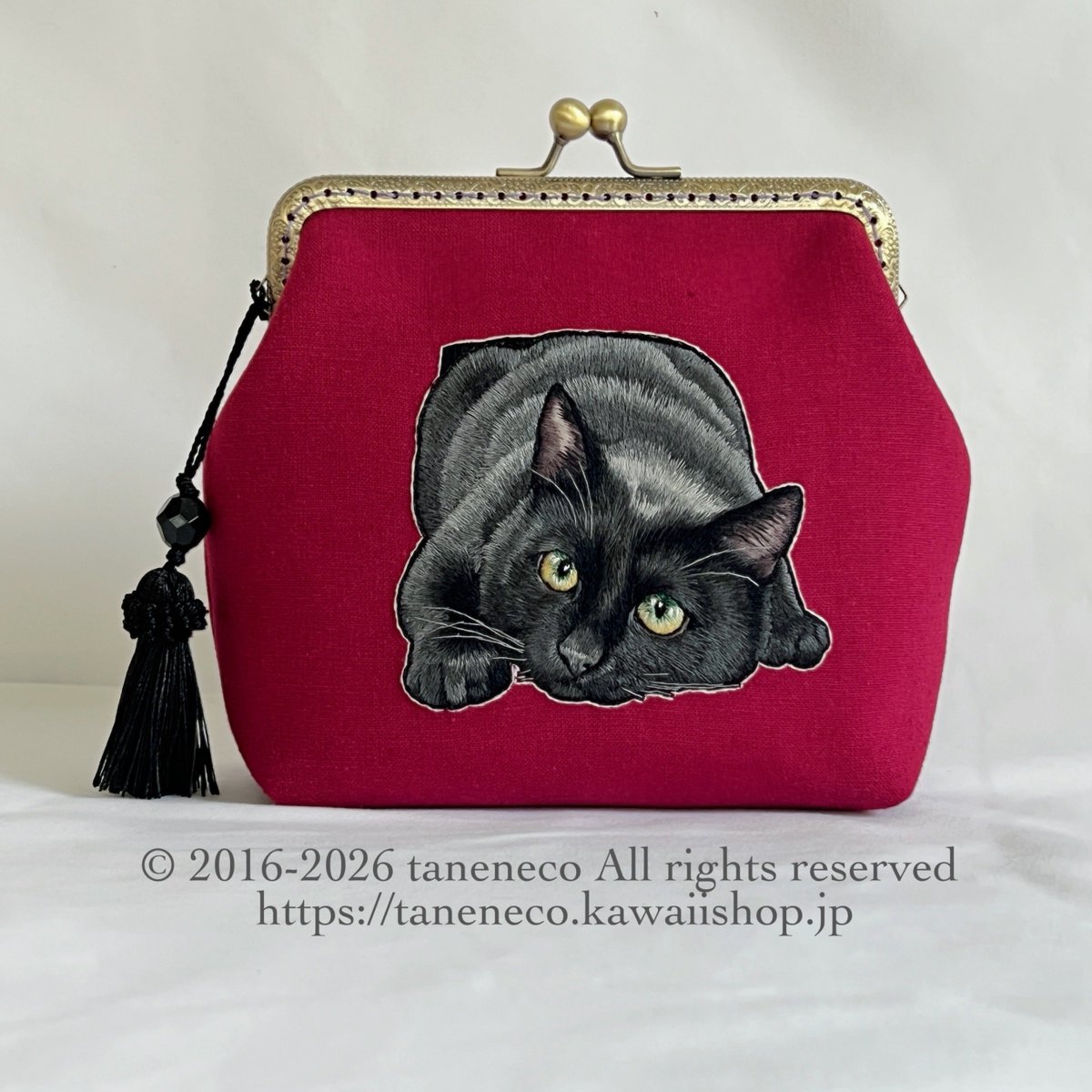 tanenecoshop's tweet photo. tanenecoの新作
手刺繍『溶け合う心』がま口ポーチが完成しました。

11日間という時間をかけ、
ひと針ずつ命を吹き込むように縫い上げたこだわりの作品です。
上品な深紅の生地に、まるでこちらを見つめているかのような、艶やかで立体感のある黒猫が浮かび上がります。
手作業ならではの繊細な美しさを、ぜひショップでご覧ください。

7月27日 21:00 から販売
詳細はこちら☞ https://t.co/Ez7C4SqhxA
PAYID☞
https://t.co/8JtJS1RYJm

#taneneco #手刺繍 #がま口ポーチ #ハンドメイド #黒猫