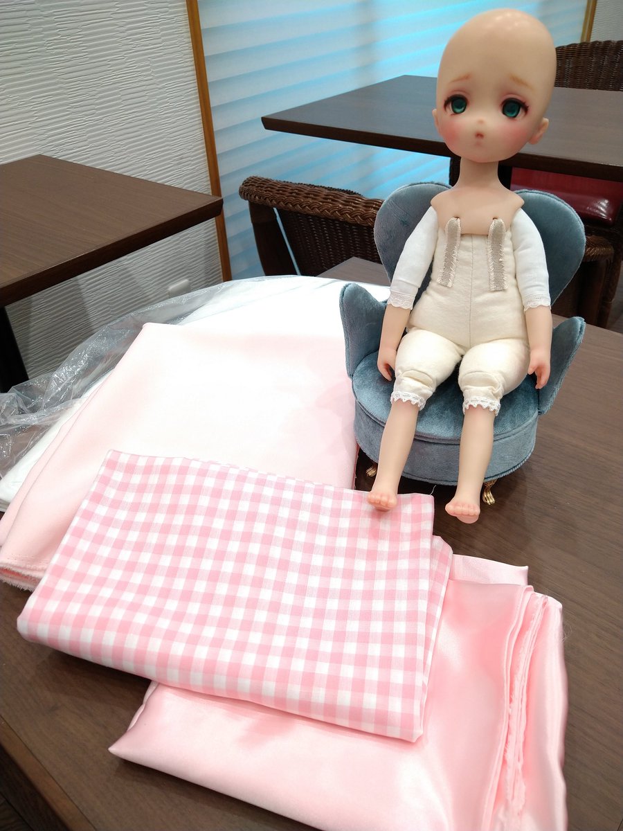 msayuri4's tweet photo. ドール用の椅子とピンク系の布を買って来ました。
この子に似合う可愛い洋服を作ろうと思います。

#サユリンゴ #創作人形 #サーニットドール
#cernitdoll #bjd https://t.co/sMtYEEGtO2