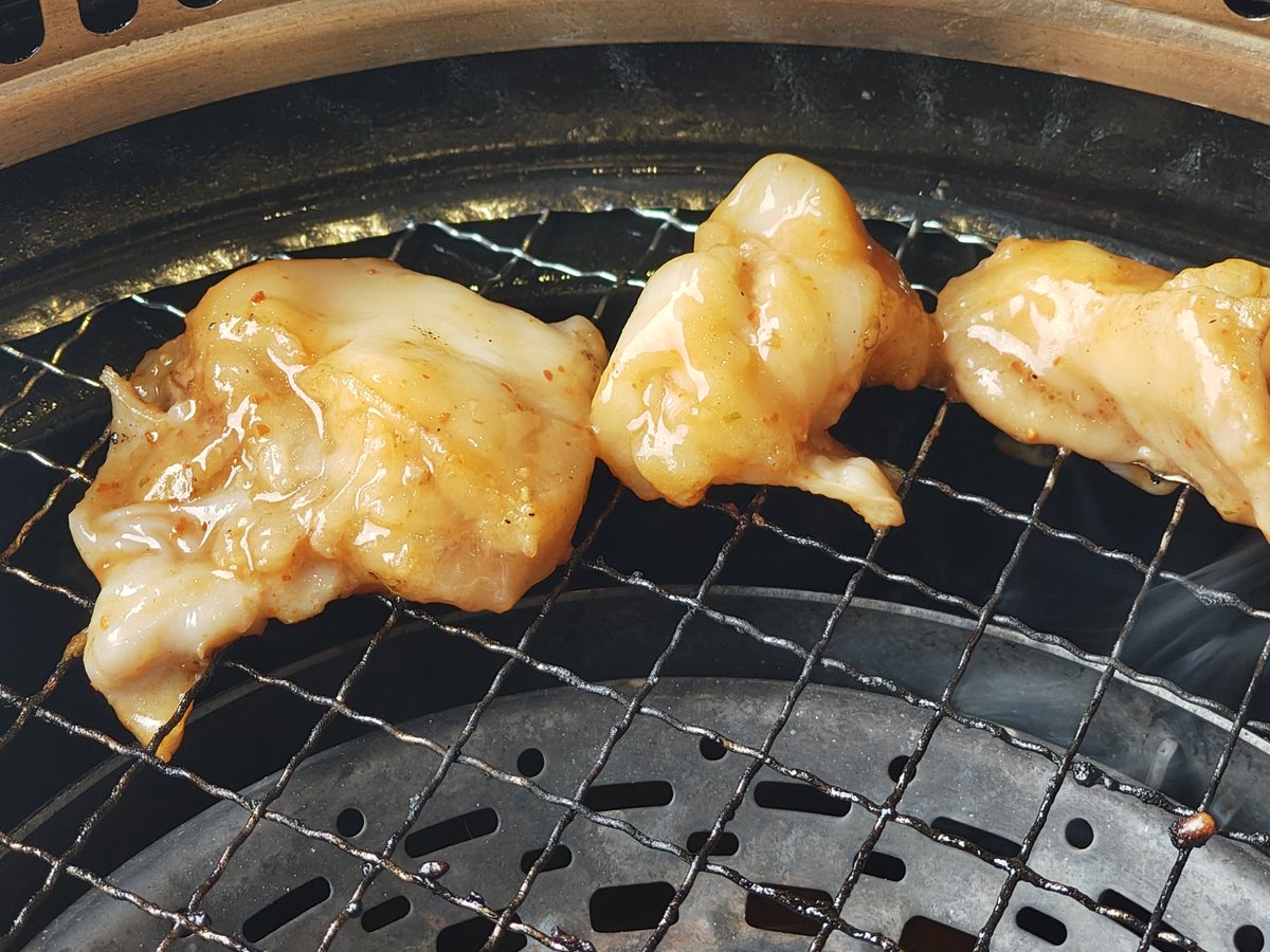 wacha_see's tweet photo. 昼間からホルモン食べて酒飲める世界線に来ました( ´Д｀ https://t.co/haaPD6Gh1j