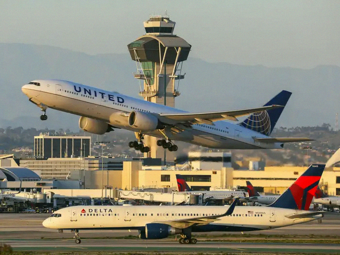 0110Kenchan's tweet photo. ユナイテッド航空（$UAL）、この1年の間にデルタ航空（$DAL）とアメリカン航空���$AAL）の両方に、それぞれ合併を持ちかけてたらしいよ✈️ https://t.co/YcjbAPSdFU