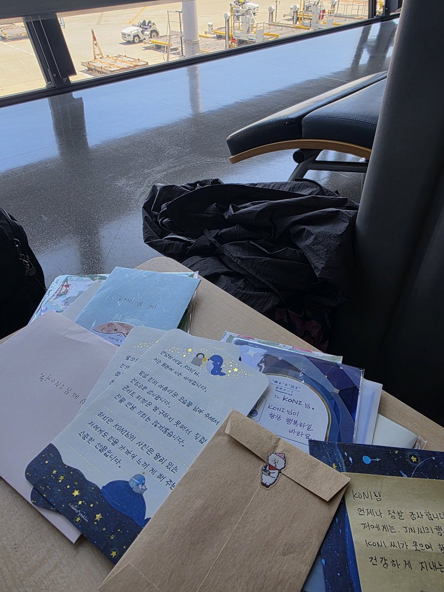 btsforever1207's tweet photo. 非常に暑い中、大阪展示会にお越しいただいた皆様、ありがとうございます。少し遅れて到着し、日曜日しか参加できず申し訳ありません。久しぶりにお会いした大阪ジンペンの皆さんと楽しい時間を過ごすことができ、とても感謝しています。東京から大阪まで続いた展示会を黙々と熱心に支えてくださったjpさんをはじめ、多くのスタッフの皆様にも深く感謝申し上げます。書いてくださった貴重な手紙も心に留めて帰ります。皆さんがいるからこそ、再び立ち上がる力になります。皆さんの手と目となって、ジン君の素晴らしい姿をお見せできるよう、さらに努力いたします。🙇‍♀️いつもありがとうございます。
