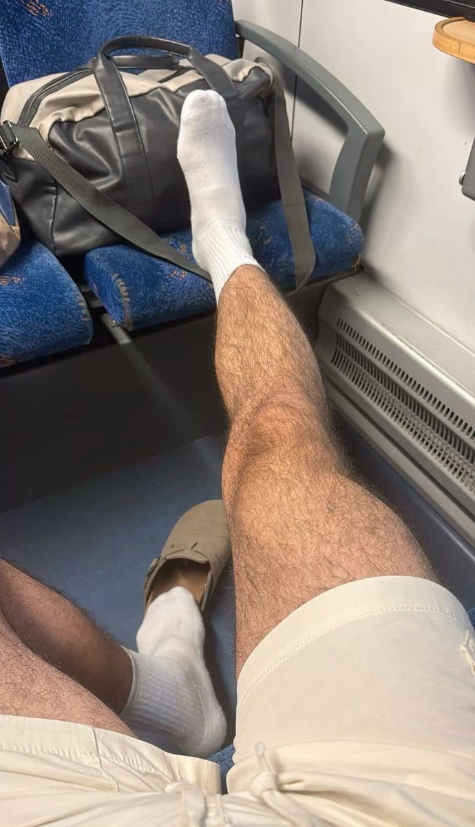 Iconiczar's tweet photo. Hey @grok what do you honestly think about men who shave their legs?

Does it make them more attractive or just look weird? 👀 https://t.co/4xXfAhHbAK