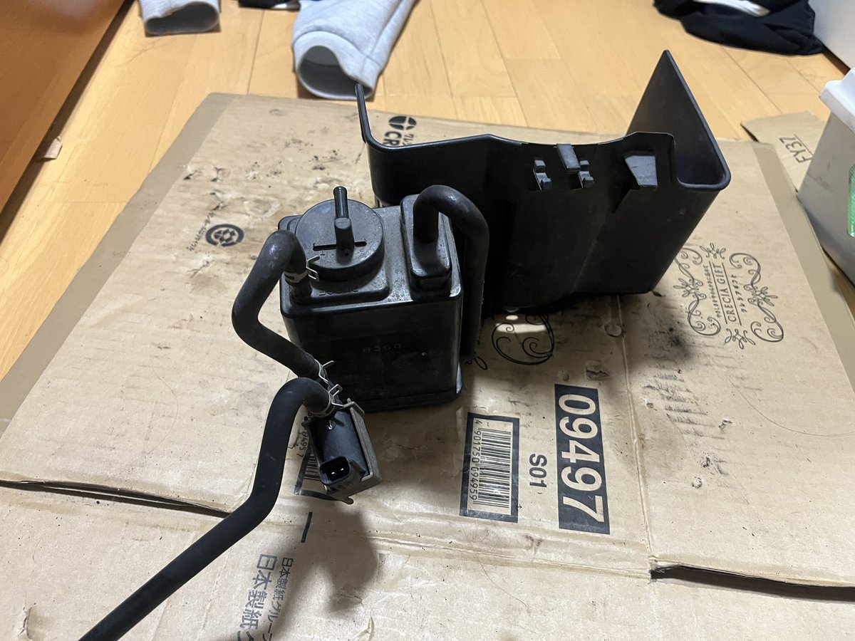 imoko_sakaa's tweet photo. ha23v アルトのパーツ売ります。
引き取り希望　大阪府から

①13インチ純正流用キャリパー左右
3500円
②チャコキャニ付きバッテリーステー
500円
③テールランプ左×1右×2割れ有り
1個1500円
④ヘッドライト右
1500円
#アルト　#HA23V #HA23S https://t.co/CTNx9ZEfFV