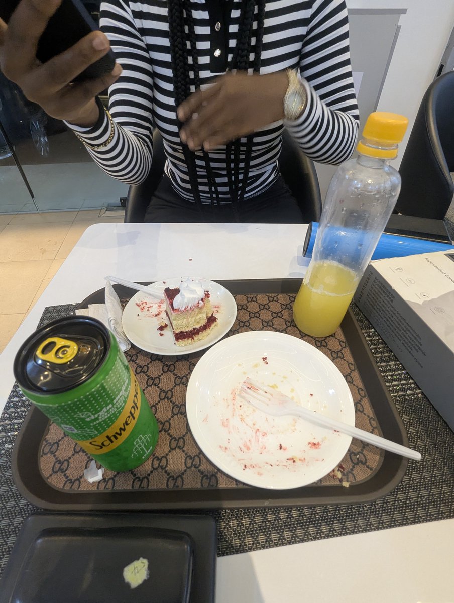 lloydagainnn's tweet photo. This is your cue to go on a cake date this week. 
No be everytime, Eba eba eba https://t.co/WjcjPIKz7s