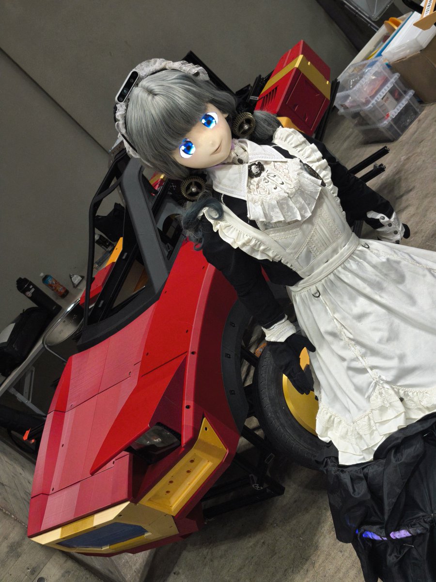 A_says_'s tweet photo. ワンフェス終了後に
ファイバリオンさんのブースに少しお邪魔しました！

人型形態と車両形態の勇者ロボットファイバリオンに並ぶ
メイドロボましろちゃん

まさに勇者ロボットとそのヒロインがいるアニメの世界みたいですね

#MaSiRoプロジェクト
#ファイバリオン https://t.co/hjRTXrFelr