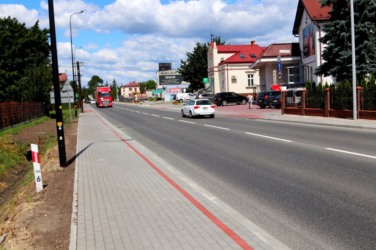 GDDKiA_Rzeszow's tweet photo. Zakończyliśmy remont #DK9 w #Kolbuszowa😀
✅ nowa nawierzchnia położona
✅ krawężniki na swoim miejscu
✅ kostka brukowa ułożona
✅ kratki wyregulowane
✅ oznakowanie odtworzone
#Podkarpacie #ŁączymyPolskę https://t.co/wukyjdgEW7