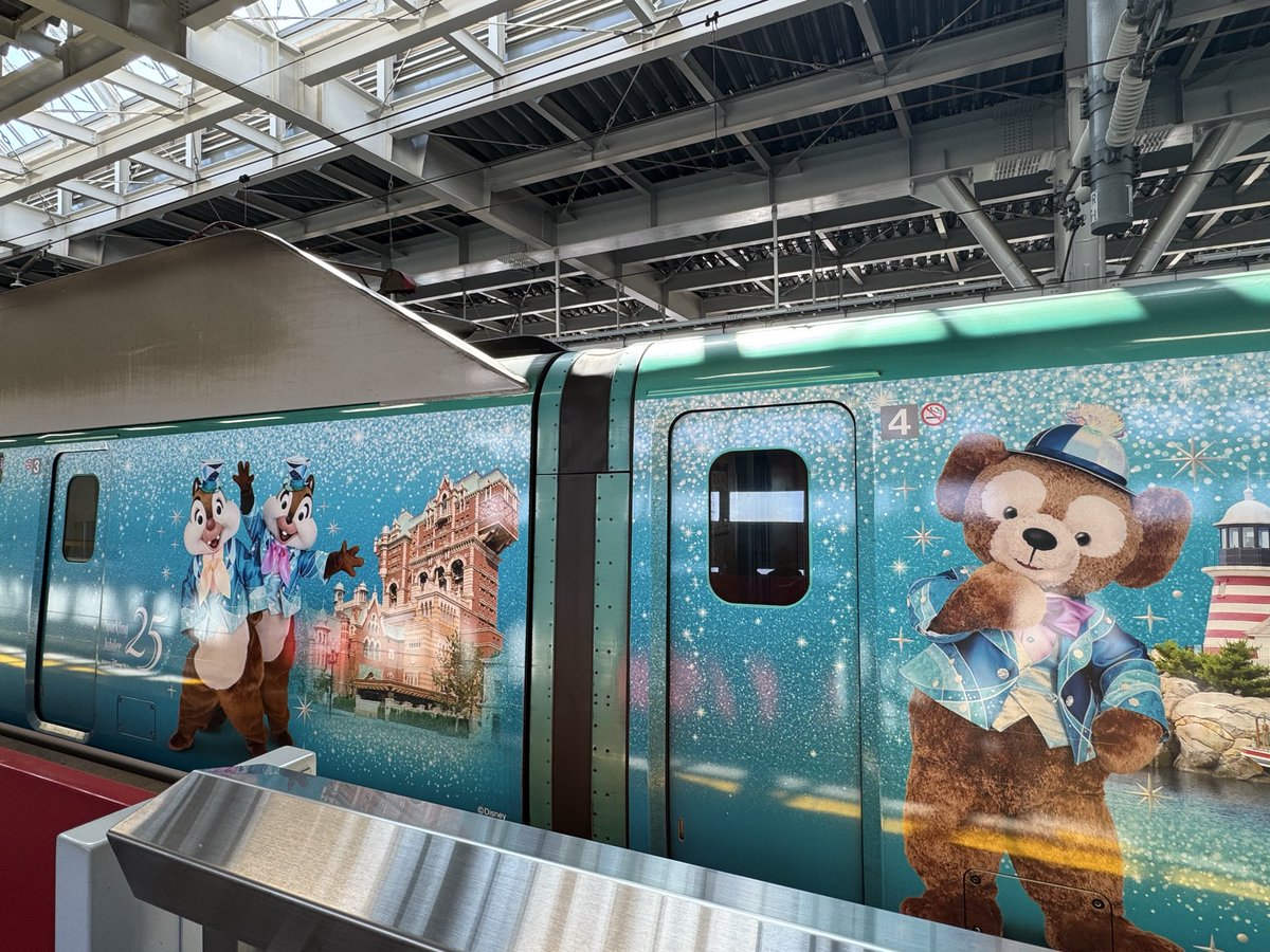 MNa516's tweet photo. ディズニーシー25周年の特別車両停まってた😍かわいい🩵
時間無くて全車両写真撮れなかった😢
今週も研修なので行ってきます😊 https://t.co/HMNmhrypEv