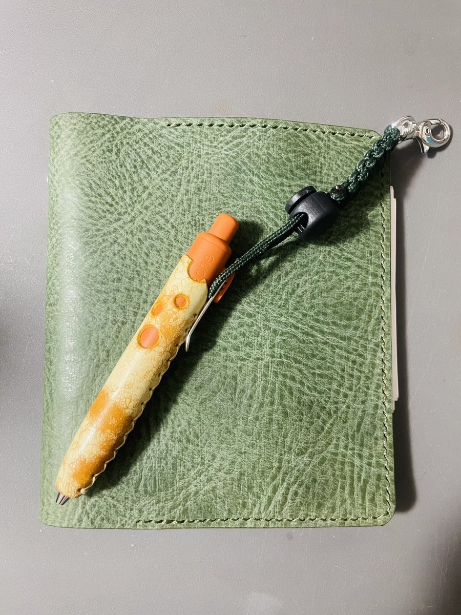 lz_rbw's tweet photo. 最近の手帳類レギュラー
・17年くらい使い続けてる文庫サイズ家計簿+スケジュール
→10年使い続けたカバーが壊れたのでインスタでお見かけした百均ポーチ改造カバー 
・ふにふに様のM6スクエア
→パートシフトと半期に一度入金がある内職とパートの稼ぎまとめ
パラコードストラップをペンホルダーに✨ https://t.co/2ST6EdDaVp
