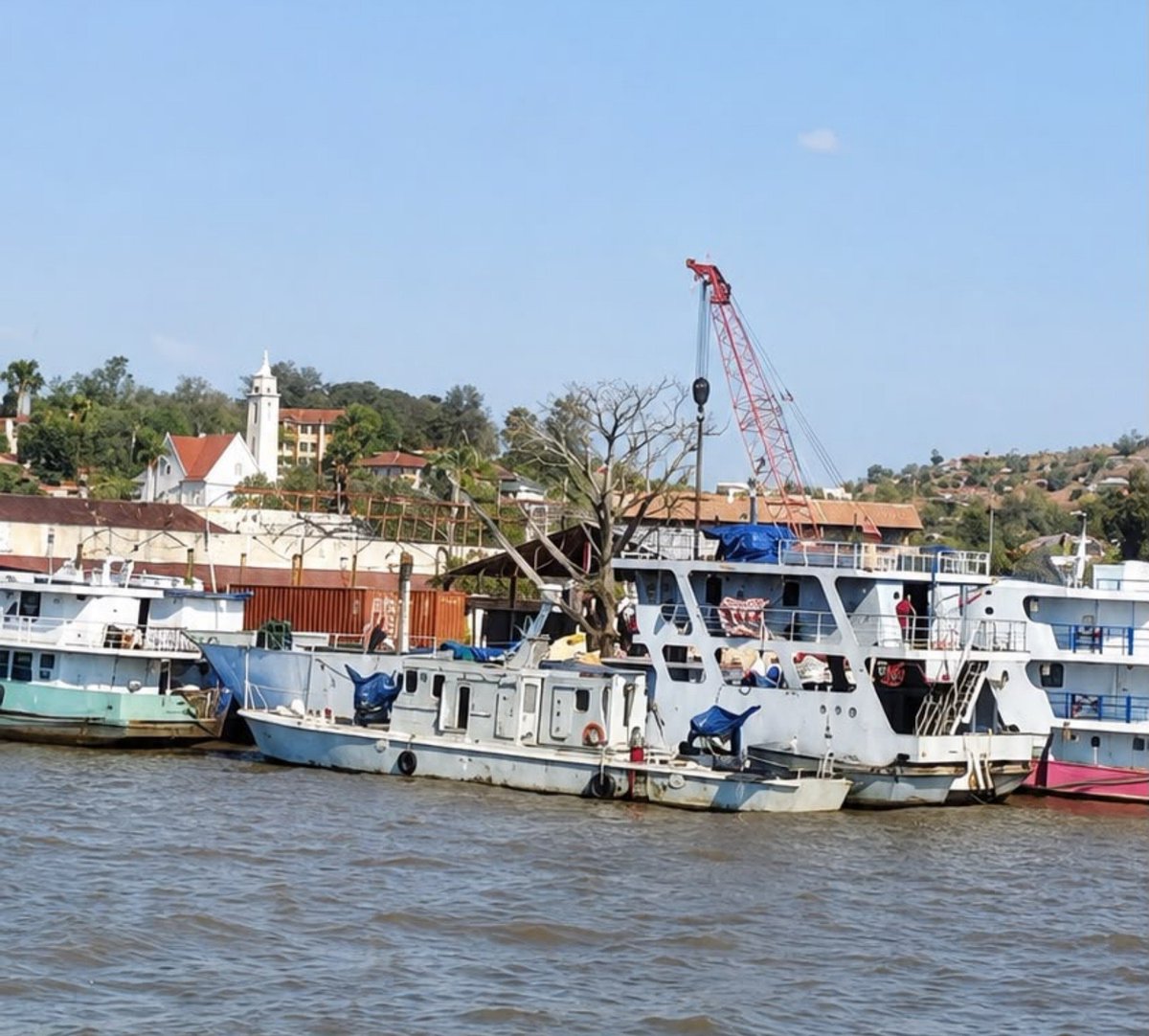 i_itukura's tweet photo. 2. Le bateau #Mayasa, qui effectuait des rotations nocturnes quasi quotidiennes pour transporter des minerais de la RDC vers le port de Bujumbura, est aujourd'hui immobilisé au port. https://t.co/bVMMMQ1ena