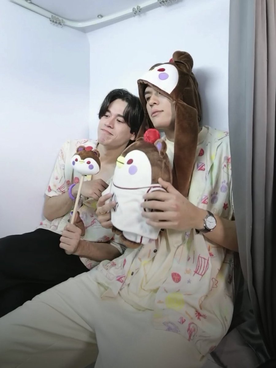 geonxinary's tweet photo. PAPAH PAPIH PACARAN DITONTONIN ANAKNYA AH ELAH LUCU BGTTTTT GEMES GA KUWADDD

JG READY FOR CONCERT 
#JossGawinConcertLIVE https://t.co/UlYxb6ZIS7
