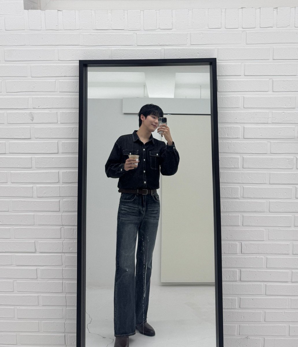 dumansig_9396's tweet photo. 네. 키는 190이고요
얼굴은 무쟈게 잘생겻고요
안웃으면 서늘한 냉미남이지만 ! 
앞니두톨 앙용입니다...귀욥죠?? https://t.co/Qdcb5V8BZG