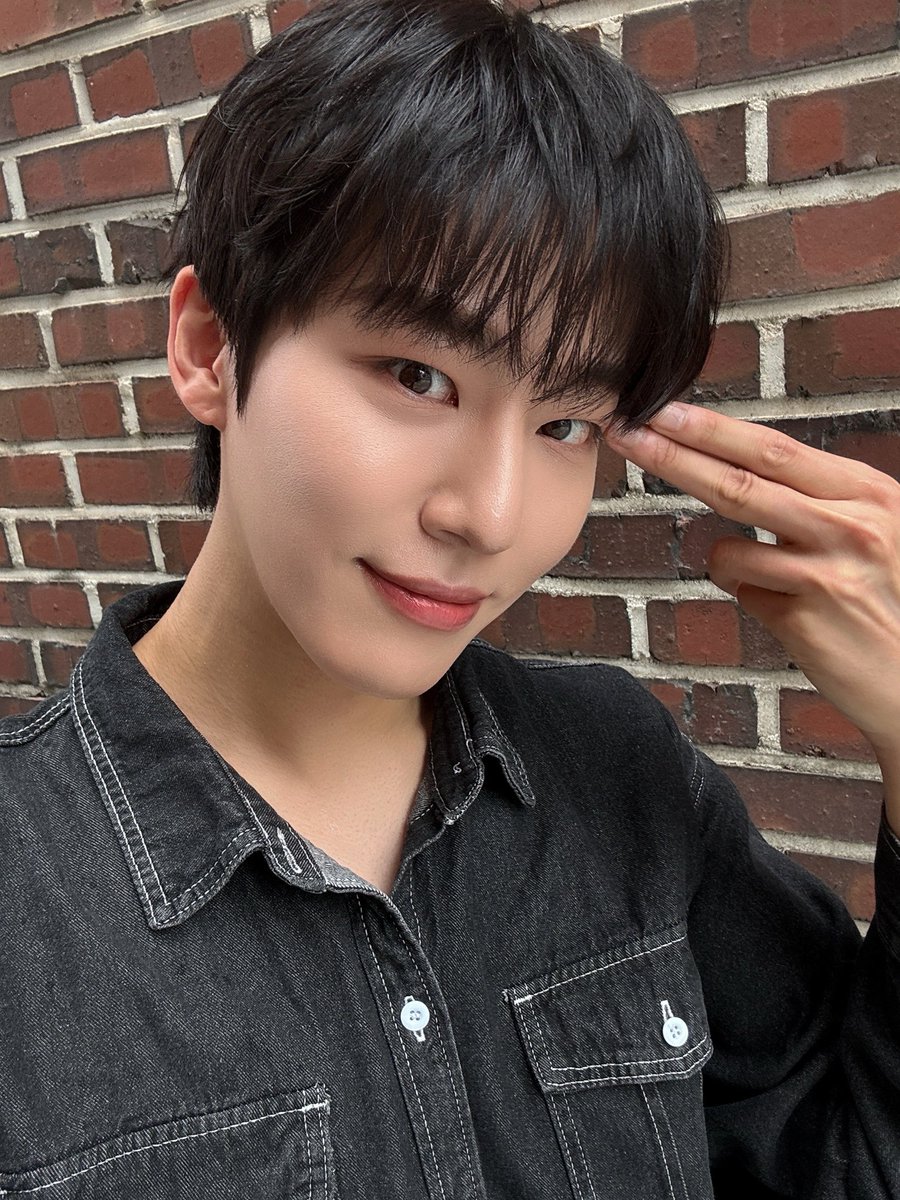 dumansig_9396's tweet photo. 네. 키는 190이고요
얼굴은 무쟈게 잘생겻고요
안웃으면 서늘한 냉미남이지만 ! 
앞니두톨 앙용입니다...귀욥죠?? https://t.co/Qdcb5V8BZG