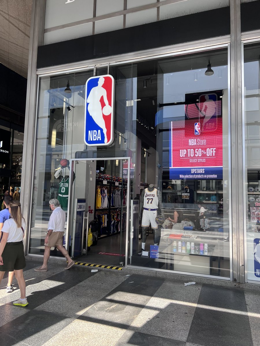 KnicksNationFr's tweet photo. En Roadtrip estival et après le Nba Store de la 5eme avenue en juin dernier, c’est à celui de Milan qu’on est passé faire un petit tour… et quelques petits achats 🧡💙 of course 😅
Jamais 2 sans 3 ?
#ToBeContinued https://t.co/rK65jgkN1N