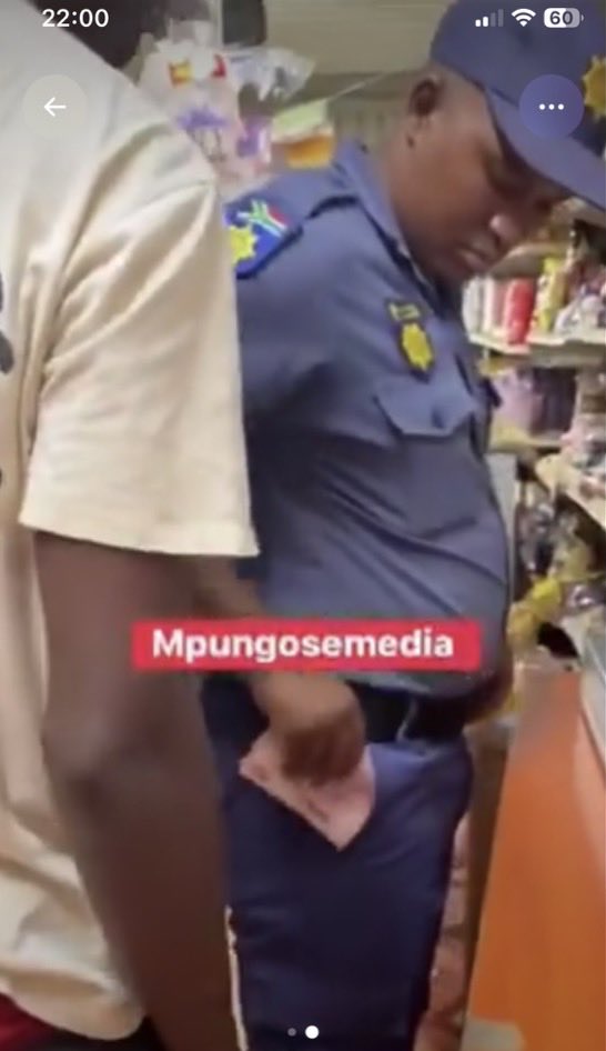 matigary's tweet photo. South Africans looting. 

This is what South Africa has degenerated into. https://t.co/Es59Iq5kcJ