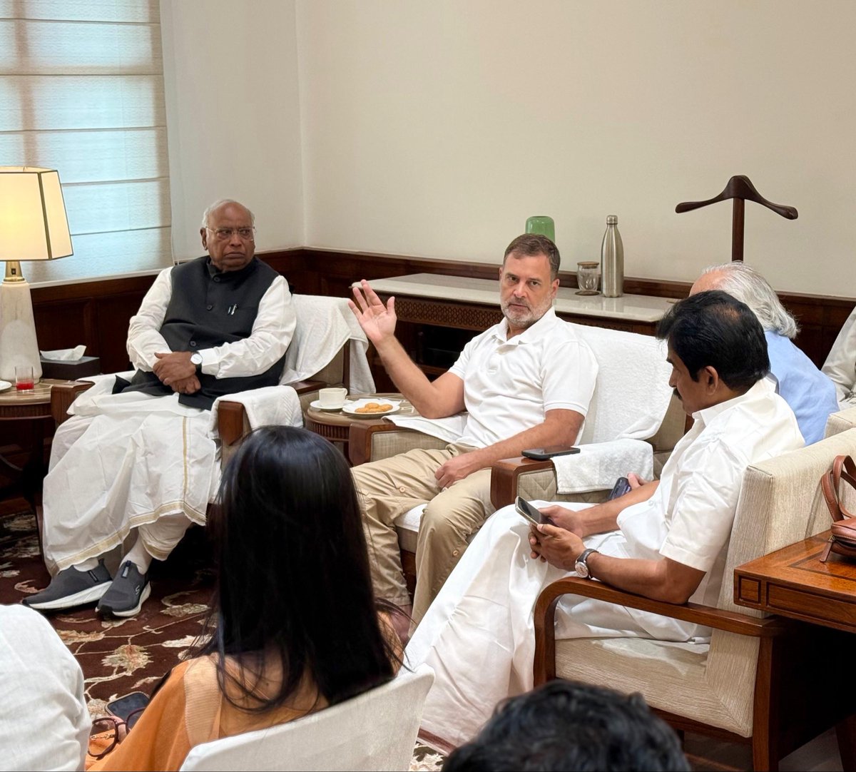 Supriya23bh's tweet photo. Opposition parties floor leaders meet in the office of Leader of Opposition ( Rajya Sabha) &amp; Congress President Mr @kharge ji in Parliament House complex 

Leader of Opposition ( Lok Sabha ) Mr @RahulGandhi ji also present in the meet https://t.co/oNpEKUDDDx