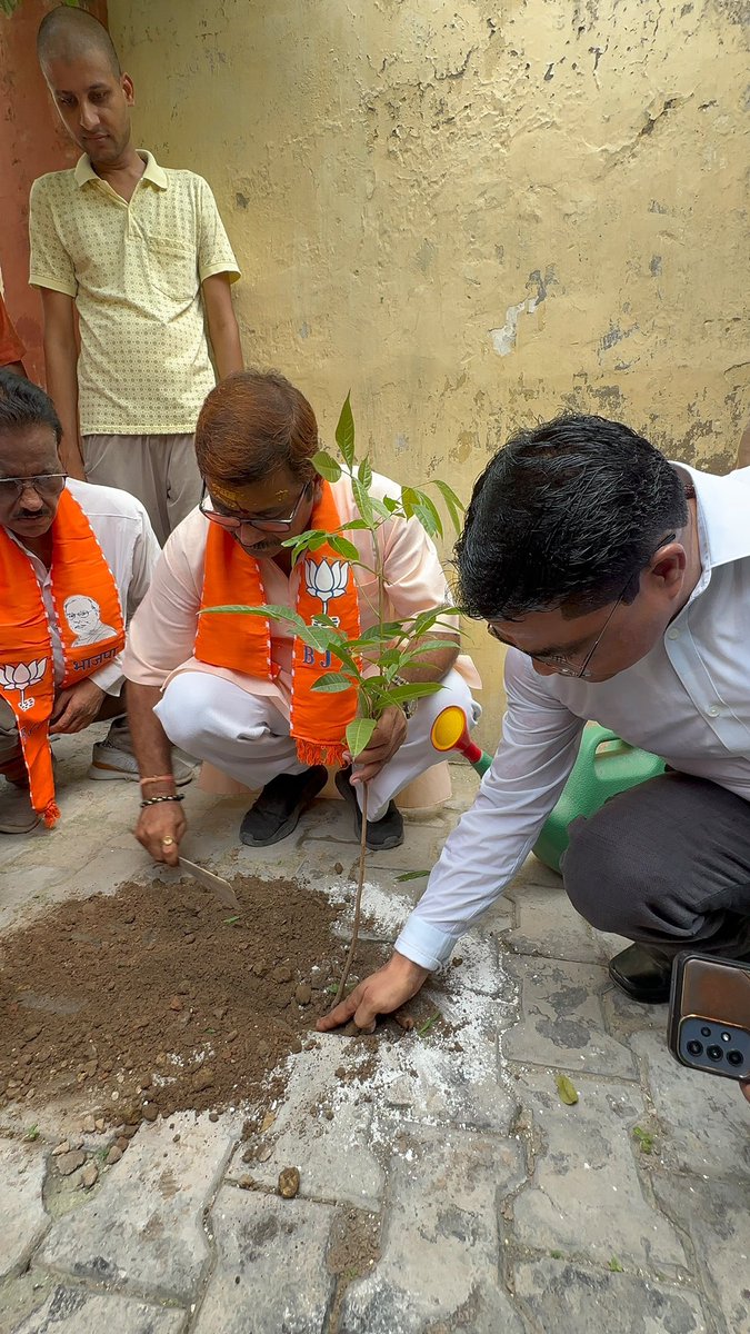 NeelkanthAd's tweet photo. 76 दिवसीय वार्ड प्रवास का 9 दिन ।
काशी ।निर्वाचन क्षेत्र के घसियारी टोला वार्ड में स्वच्छता,जनसंवाद, भ्रमण, एवं वृक्षारोपण किया गया । लोगों द्वारा बताए गए समस्या के संबंध में साथ चल रहे अधिकारियों को तुरंत निस्तारण हेतु कहा गया ।
#WardPrawasPart4 @blsanthosh https://t.co/WgwpFfnczE