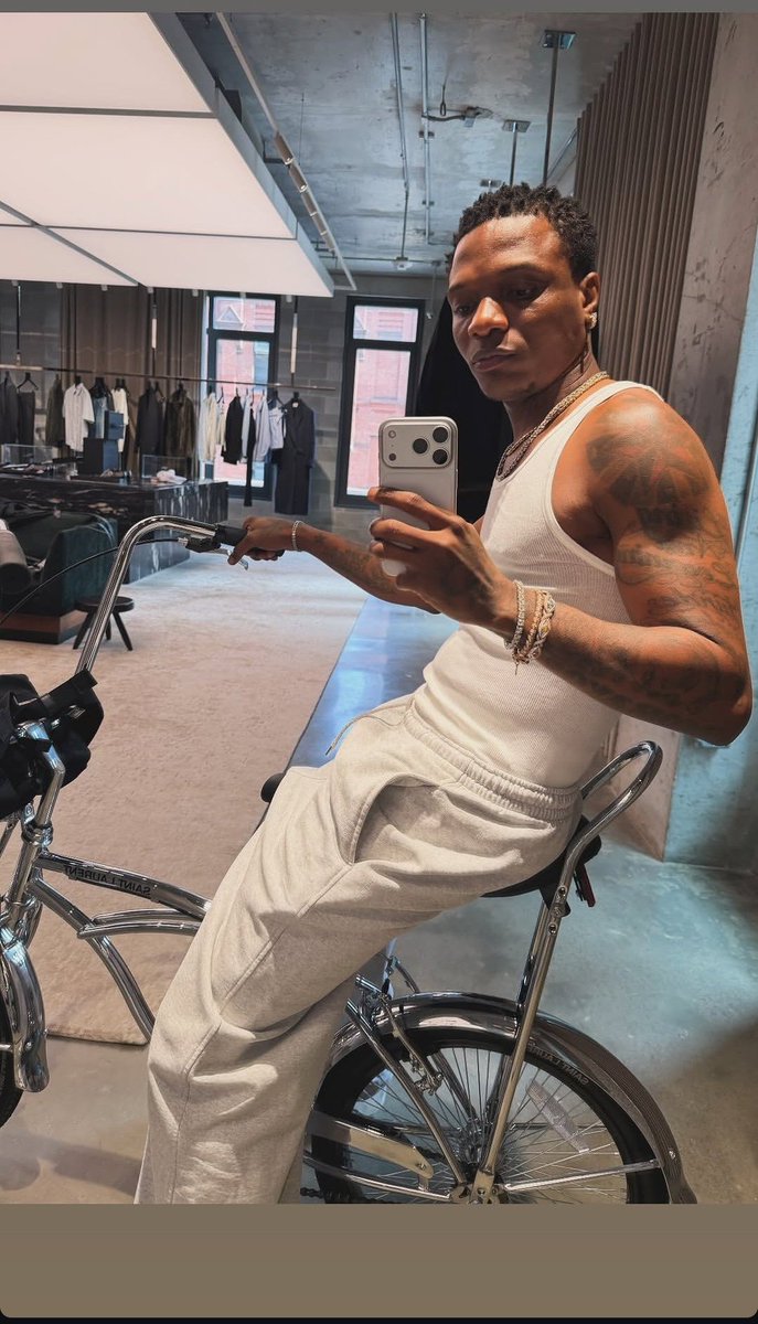BigIfy_23's tweet photo. Omo Big Wiz dey build muscles o. OGO mi❤️😂🦅 https://t.co/h2THM6Voc0