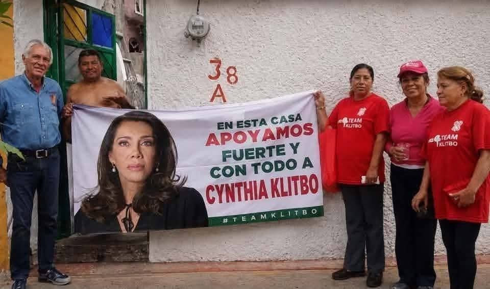 artjaehyi's tweet photo. Además de madre Karina, aquí se apoya a madre Cynthia

#LaCasaDeLosFamososMx #LCDLFMX https://t.co/XgNc3FXlnG