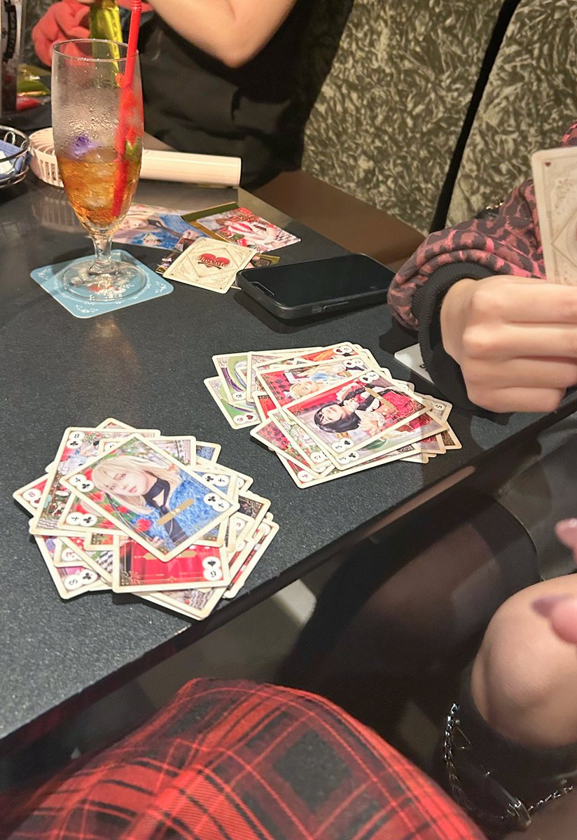 nikoniko_wakana's tweet photo. 久しぶりのなおちゃんでお話止まらなかったっ ̫ -˘◝✩
そしてイケカフェトランプでババ抜きをした。
もちろん2人しかいないので、すぐ終わる🙂‍↕️ https://t.co/axDY6dOvhZ
