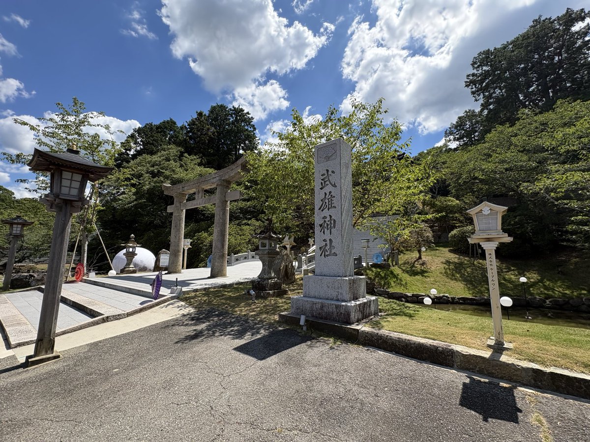 kusunoki_log's tweet photo. 佐賀県武雄市「武雄神社」⛩️

境内の奥には、樹齢3,000年以上といわれる国の天然記念物「武雄の大楠」があり、その圧倒的な存在感は必見です🌳

御船山の東麓に鎮座する、創建約1,300年の歴史を持つ古社。

主祭神は武内宿禰命で、開運・厄除け・長寿・良縁の神様として広く信仰されています🌳 https://t.co/HRLTSSS3II